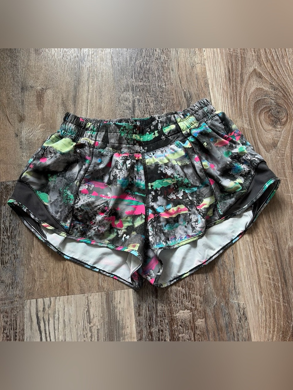 Lululemon Hotty Hot Low-Rise Lined Shorts 2.5" Paint Drift Multi Graphite Grey 6